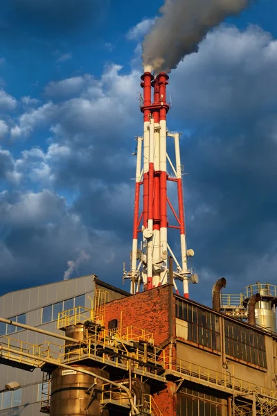 Impianto industriale contro il cielo blu — Foto Stock