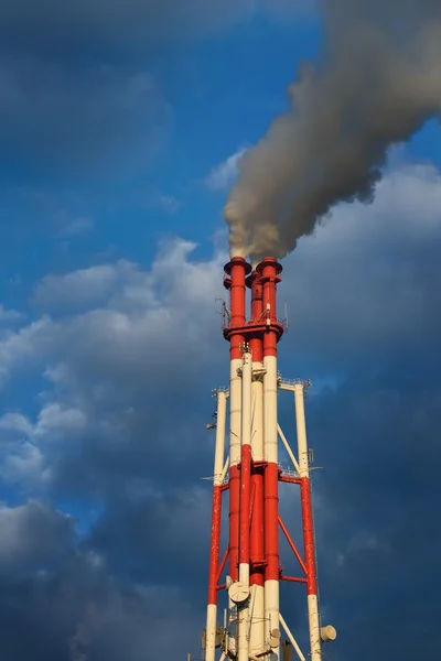 Impianto industriale contro il cielo blu — Foto Stock