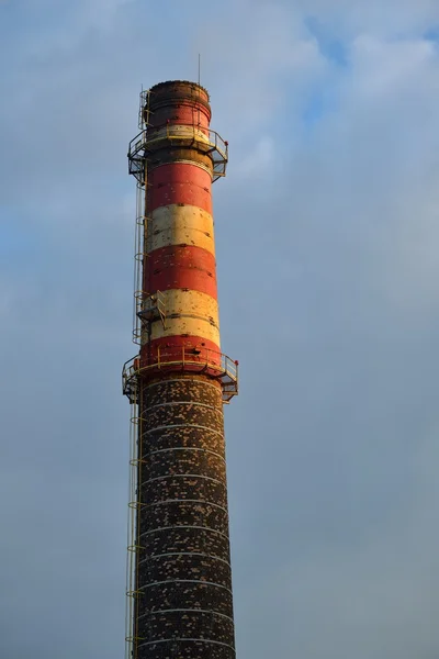 Fabrieksinstallaties tegen blauwe hemel — Stockfoto