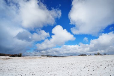 fırtına bulutları kırsal alanın üzerinde
