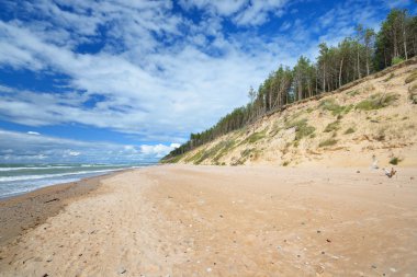 Baltık Denizi kıyısında Jurkalne içinde