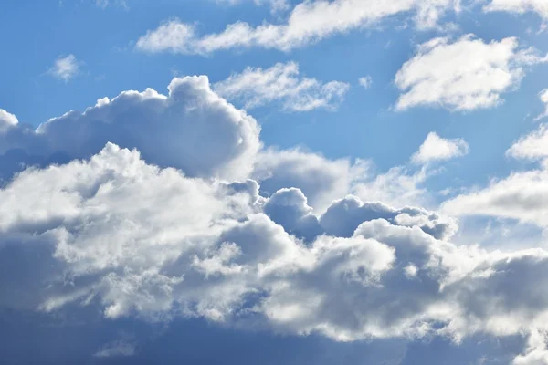 Blå himmel med pynteskyer – stockfoto