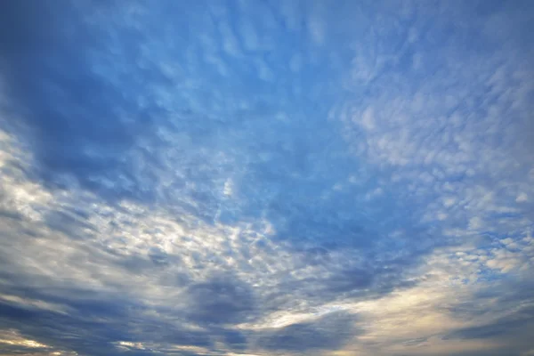 蓝蓝的天空与观赏云 — 图库照片