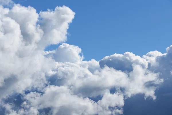 Blauer Himmel mit dekorativen Wolken — Stockfoto