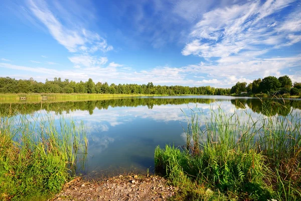 Sjön landskap med vacker himmel — Stockfoto