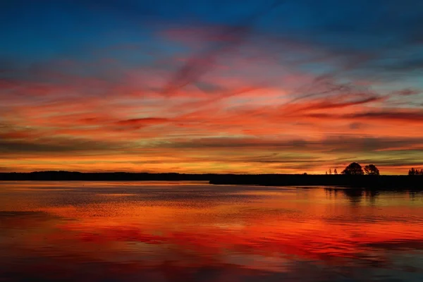 Farbenfroher Sonnenaufgang über einem See — Stockfoto