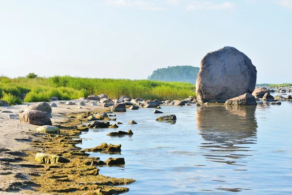 Rocce sulla costa di Kasmu — Foto Stock