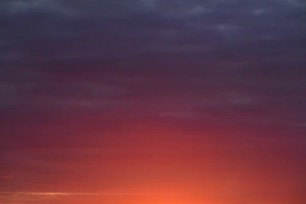 Червоне і фіолетове небо заходу сонця — стокове фото