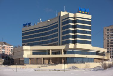 Nizhny Tagil, Rusya Federasyonu - 16 Şubat 2016: Altı katlı binanın cam ve beton kış gölün kıyısında. Nizhny Tagil ilk dört yıldızlı otel Park Inn by Radisson açıldı. 2015 yılında inşa.