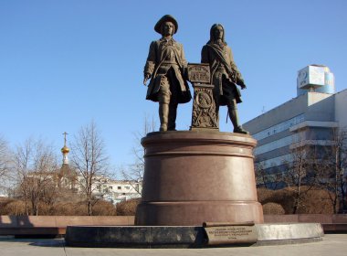 Ekaterinburg, Rusya - 27 Şubat 2012: bronz heykel birini iki adam. Heykeller bir yüksek granit Kaide vardır. Altında belgili tanımlık tablet yüklenir. Şehrin kurucuları için anıt 14 Ağustos 1998 kurulmuştur..