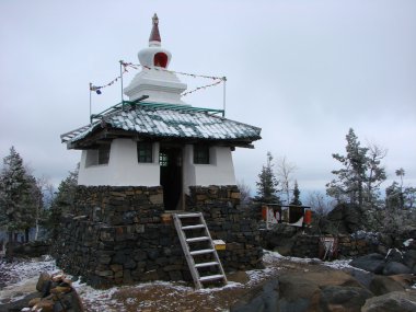 Mount Kachkanar, Rusya Federasyonu - 3 Mayıs 2012: dağ başında bir mimari yapıdır. Bina yeşil çatı ve Taş Vakfı. 1998 yılında inşa edilmiş. Mimarı bilinmiyor. Budist törenler için kullanılır.