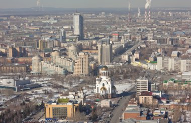 Yekaterinburg, Rusya Federasyonu - 15 Mart 2016: binaların farklı mimari ve tarzı ile. Merkezi - bir beyaz taş altın kubbe ve çan kulesi ile bina. Tapınak 2000-2003'te yapıldı.