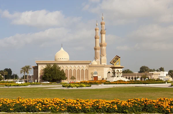 Sharjah, vereinigte arabische Emirate - 23. Dezember 2014: Foto der Moschee al Imam ahmad ibn hanbal und des dem heiligen Qran geweihten Denkmals. zentraler Platz. — Stockfoto