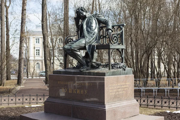 Памятник Александру Пушкину. Царское Село . — стоковое фото