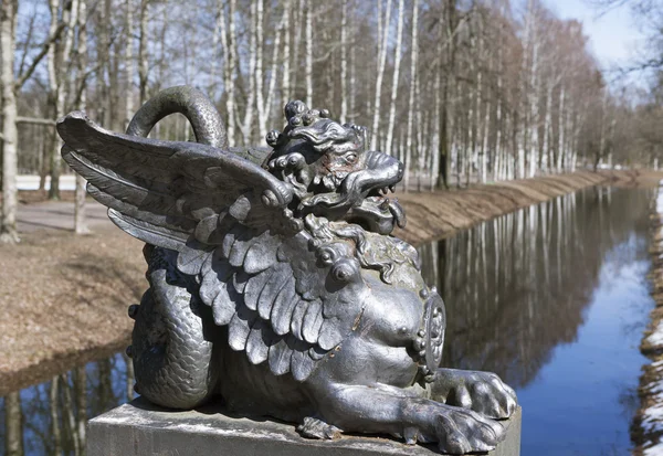 Sculptuur Dragon Bridge. Stad Poesjkin. Rusland. — Stockfoto