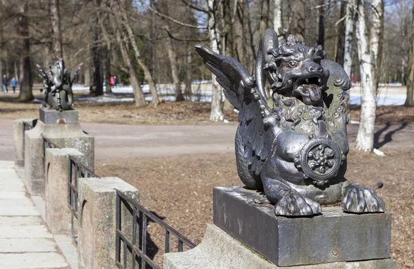 Ponte del drago della scultura. City Pushkin. Russia . — Foto Stock