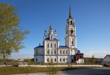 Severouralsk, Rusya - 20 Mayıs 2016: Üç katlı, çan kulesi olan beyaz bina ve üzerinde haç olan trehyarusnoy altın kubbeleri. Peter ve Paul Church - Severouralsk şehrindeki Ortodoks Kilisesi. 1787 ve 1798 yılları arasında inşa edilmiş..