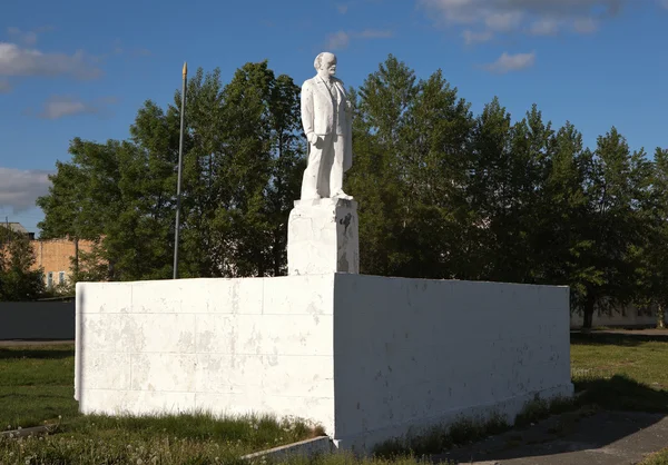 広い台座の上で男のイルビト ロシア連邦 2016 白い石碑 彫刻家 Druzin 1924 年レーニン記念碑建立 イルビト レーニン広場にスベルドロフスク地域の都市にあります — ストック写真