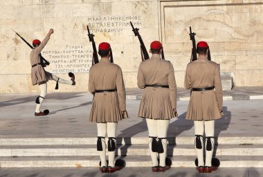 Atina, Yunanistan - 5 Mayıs 2016: Fotoğraf onur bekçi Parlemento Binası.