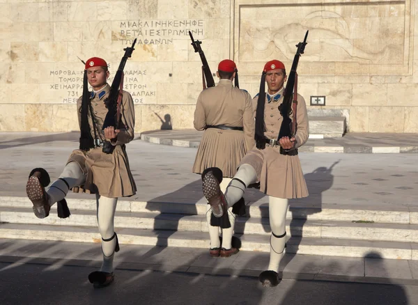 Aten, Grekland - 5 maj 2016: Foto av Honor guard på parlamentsbyggnaden. Stockbild