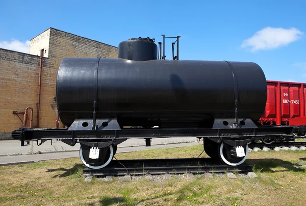 Nizjni Tagil, Rusland - 1 juni 2016: Foto van tank treinwagon met automatische koppeling dvuhsnaya ustrystv capaciteit van 25 kubieke meter. Museum "Oeralvagonzavod". — Stockfoto