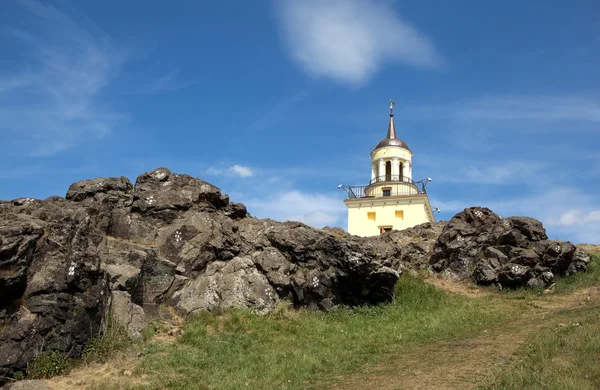 Paisaje de montaña con torre. Fox Mountain. Nizhny Tagil. Rusia . — Foto de Stock