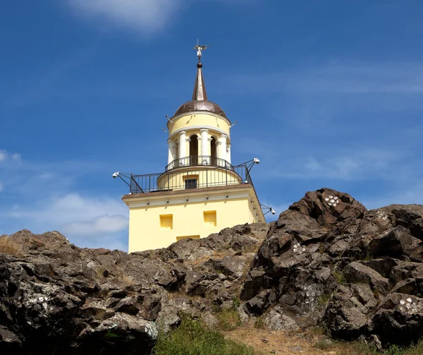 Paisaje de montaña con torre. Fox Mountain. Nizhny Tagil. Rusia . — Foto de Stock