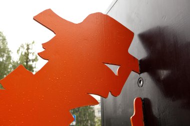 Yekaterinburg, Rusya - 6 Haziran 2016: Anıt iki metal karakter, bir erkek ve bir kadın, kapalı kapılar ardında neler olduğunu görmek için boş yere gözetleme deliğine tutunmuşlar..