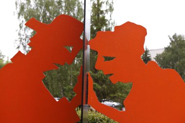 Yekaterinburg, Rusya - 6 Haziran 2016: Anıt iki metal karakter, bir erkek ve bir kadın, kapalı kapılar ardında neler olduğunu görmek için boş yere gözetleme deliğine tutunmuşlar..