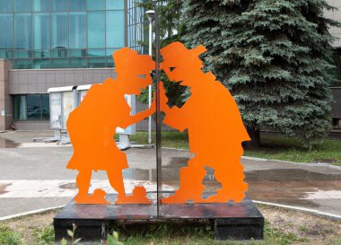 Ekaterinburg, Rusya Federasyonu - 6 Haziran 2016: İki metal karakter, bir erkek ve bir kadın, bir gözetleme için boşuna bir girişim kapalı açılış diğer tarafında ne olduğunu farkına varmak için sarıldı anıtıdır.