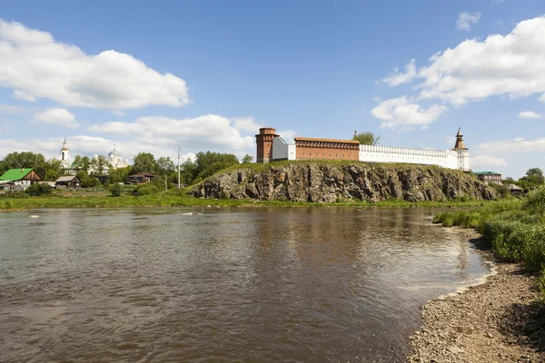 彼の四隅に塔を持つ 長いレンガの壁の形態の Verkhoturye ロシア連邦 2016 石構造 建設は 川のほとりの岩の上に立っています Verkhotursky 石クレムリンは巨大なマナーハウス治安判事 — ストック写真