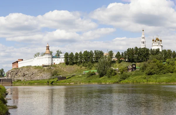 Verkhoturye Rússia Junho 2016 Estrutura Pedra Forma Uma Longa Parede — Fotografia de Stock