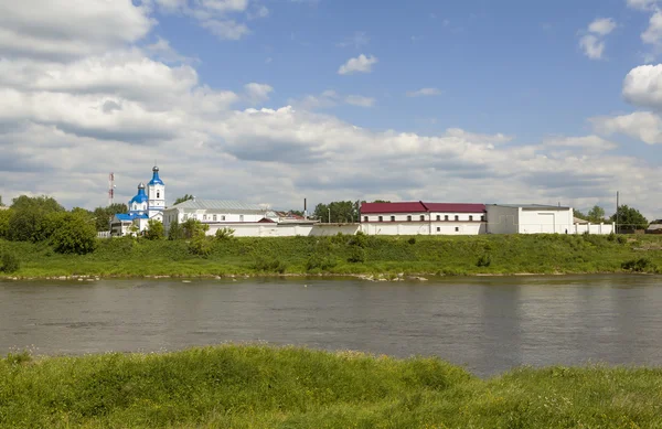 韦尔霍图里耶 俄罗斯 2016 石头建筑与塔和圆顶 是在一个破旧的条件 位于河的银行 塔罗代祷 奠定了 1744 日建成厂业主手段 — 图库照片