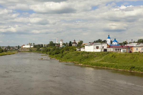 Verkhoturye ロシア連邦 2016 石造りの塔とドーム 川のほとりに位置する建物します Verkhoturye ウラルの精神的な中心 いくつかの修道院や多くの教会があります これらは巡礼のすべての都市から作られています ていく — ストック写真