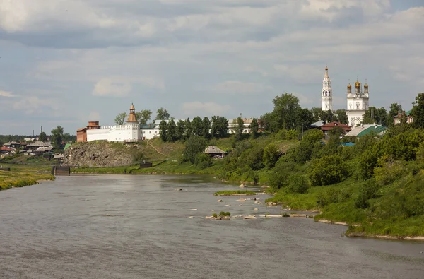 Verkhoturye Rusia Junio 2016 Edificio Piedra Con Torres Cúpulas Situado — Foto de Stock