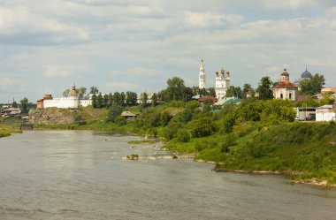 Verkhoturye, Rusya - 18 Haziran 2016: Taş binalarla kuleleri ve kubbeler, nehir, farklı mimari ve inşaat zaman kıyısında yer alan. Verkhoturye - Uralların ruhani Merkezi. Orada birçok manastır ve birçok churc