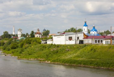 Verkhoturye, Rusya - 18 Haziran 2016: Taş binalarla kuleleri ve kubbeler, nehir, farklı mimari ve inşaat zaman kıyısında yer alan. Verkhoturye - Uralların ruhani Merkezi. Orada birçok manastır ve birçok churc