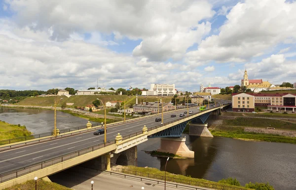 Old Bridge, den historiska stadskärnan och floden Njemen Grodno. Vitryssland — Stockfoto
