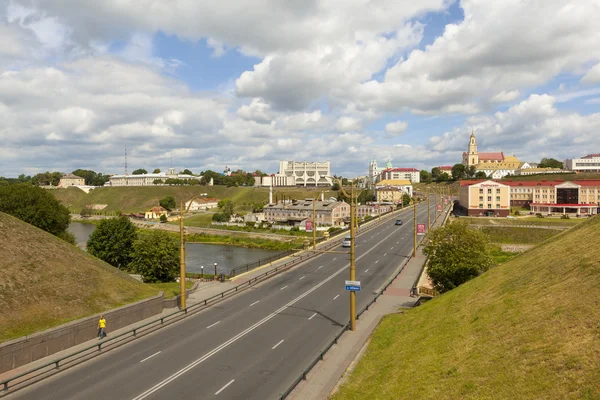 Grodno, Białoruś - 10 lipca 2016: Zdjęcie starego mostu, zabytkowego centrum miasta i rzeki Niemen. — Zdjęcie stockowe