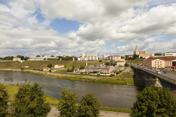 Grodno, Vitryssland - 10 juli 2016: Foto av gamla Bridge, den historiska stadskärnan och floden Njemen. — Stockfoto