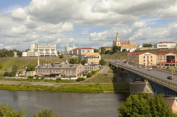 흐 로드 나, 벨라루스-7 월 10 일, 2016: 오래 된 다리 사진, 역사적인 센터와 강 Neman. — 스톡 사진