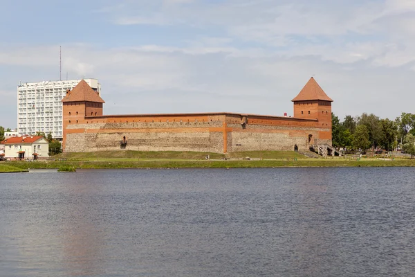 Vista del Castillo de Gediminas desde el lago. Lida. Belarús . — Foto de Stock
