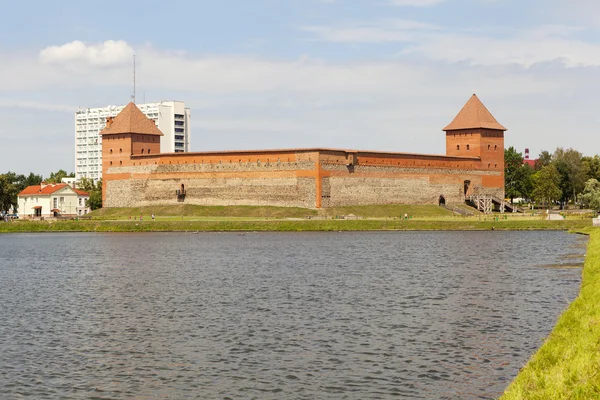 Vy över slottet Gediminas från sjön. Lida. Vitryssland. — Stockfoto