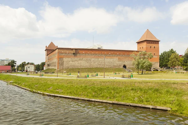 Veduta del Castello di Gedimina dal lago. Lida. Castello di Gediminas. Lida. Bielorussia . — Foto Stock