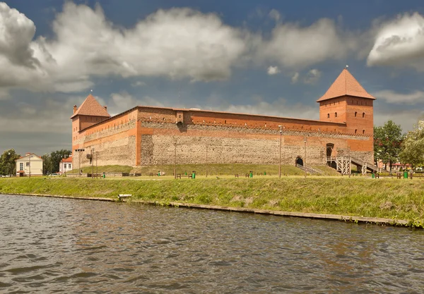 Vista del Castillo de Gedimina desde el lago. Lida. Belarús . — Foto de Stock