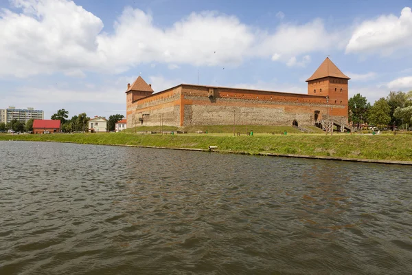 Widok na Zamek Giedymina, od jeziora. Lida. Białoruś. — Zdjęcie stockowe