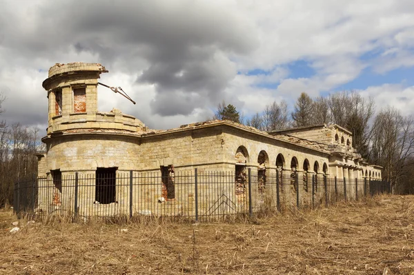 Ruiny "drůbeží dům" v parku zvěřinec. Gatchina. Rusko. — Stock fotografie