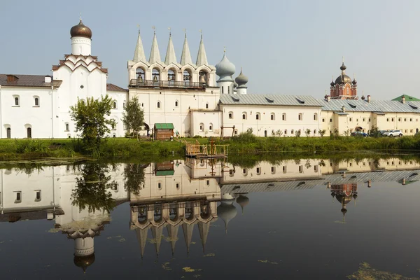 Tichvin. Theotokos Tichvin veronderstelling klooster. Uitzicht vanaf de lake syrkovoy. Rusland. — Stockfoto