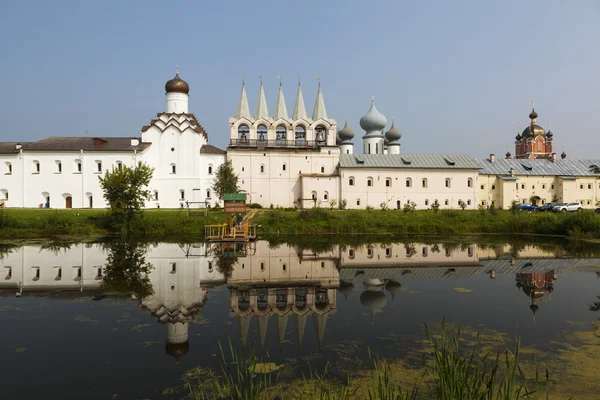 Tichvin. Theotokos Tichvin veronderstelling klooster. Uitzicht vanaf de lake syrkovoy. Rusland. — Stockfoto