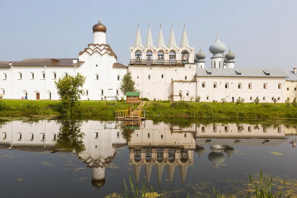 Tichvin. Theotokos Tichvin veronderstelling klooster. Uitzicht vanaf de lake syrkovoy. Rusland. — Stockfoto